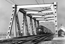 172116 Gezicht op de nieuwe spoorbrug over de Poldervaart bij Kethel in de spoorlijn Delft-Schiedam, met een ...